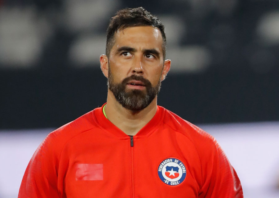 Claudio Bravo define su futuro: Uno dentro de la cancha y otro fuera serían sus opciones