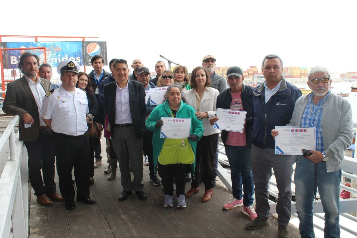 Trabajadores de Caleta Riquelme reciben sus certificados.