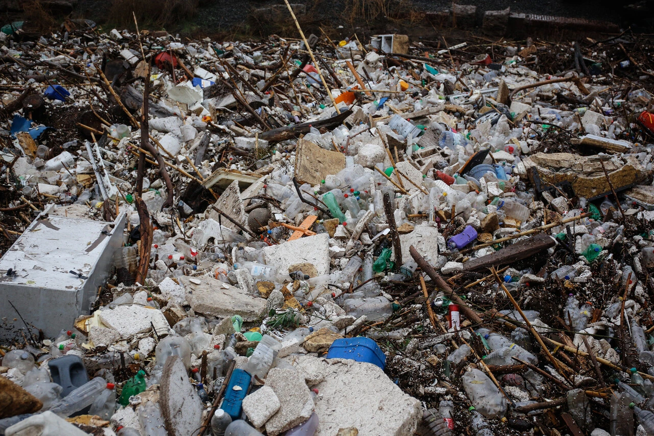 “Vamos a incautar los camiones hasta que dejen de contaminar los ríos”: Mesa anti basura clausurará sexto vertedero en Santiago