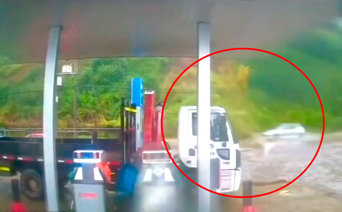 Deslizamiento de tierra en Ruta T-450 de Corral casi sepulta un auto: Cámara capta milagrosa salvada