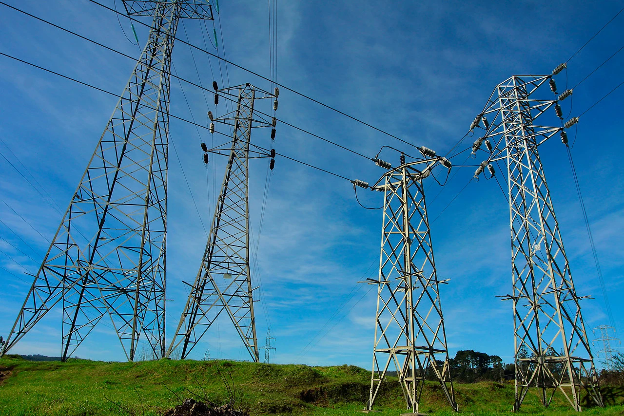 Piedra en el zapato en la descarbonización de Boric: Líneas eléctricas son rechazadas por cruzar naturaleza de alto valor
