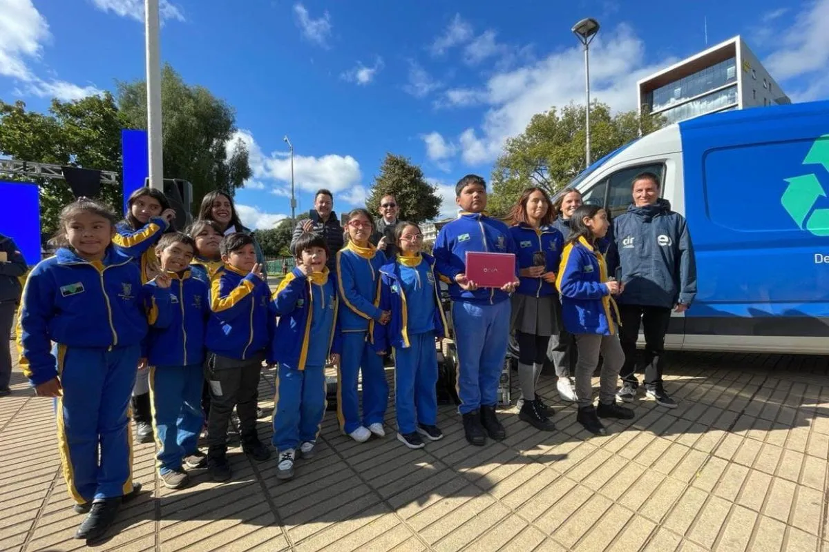 Colegios aportan a la circularidad con equipos en desuso.