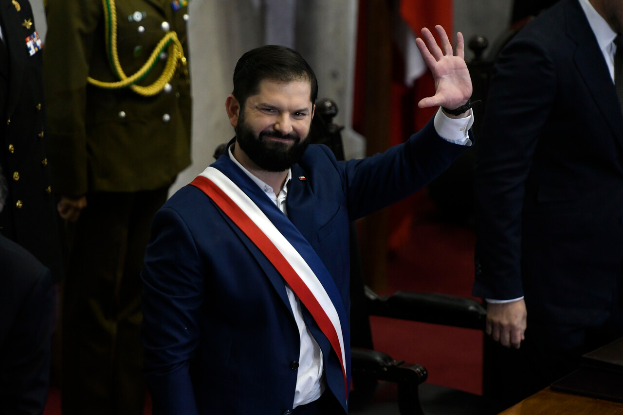 Presidente Boric alcanza 35% de aprobación, su cifra más alta en 12 meses tras efecto de Cuenta Pública