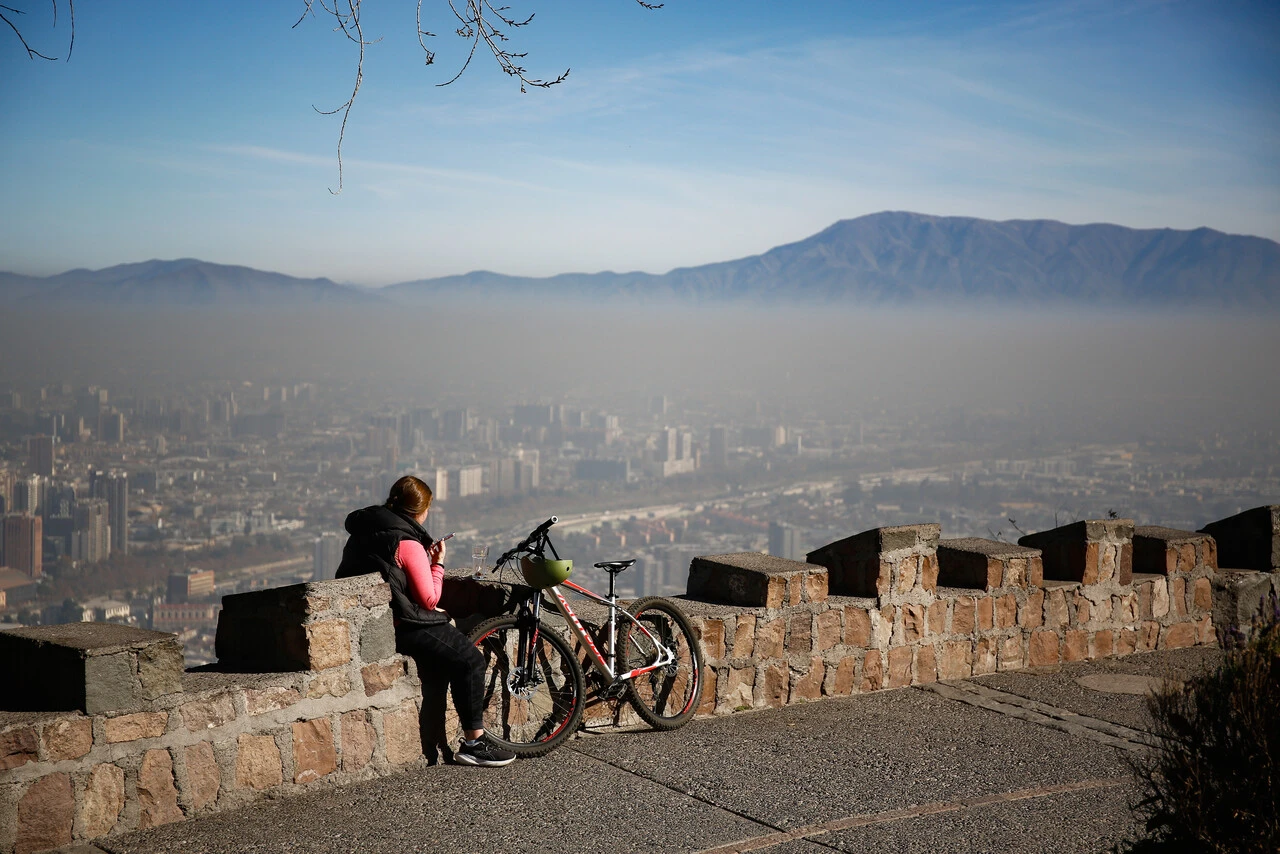 Lavado de calles: La medida que podría ayudar a reducir la contaminación en Santiago por el polvo que levantan los autos