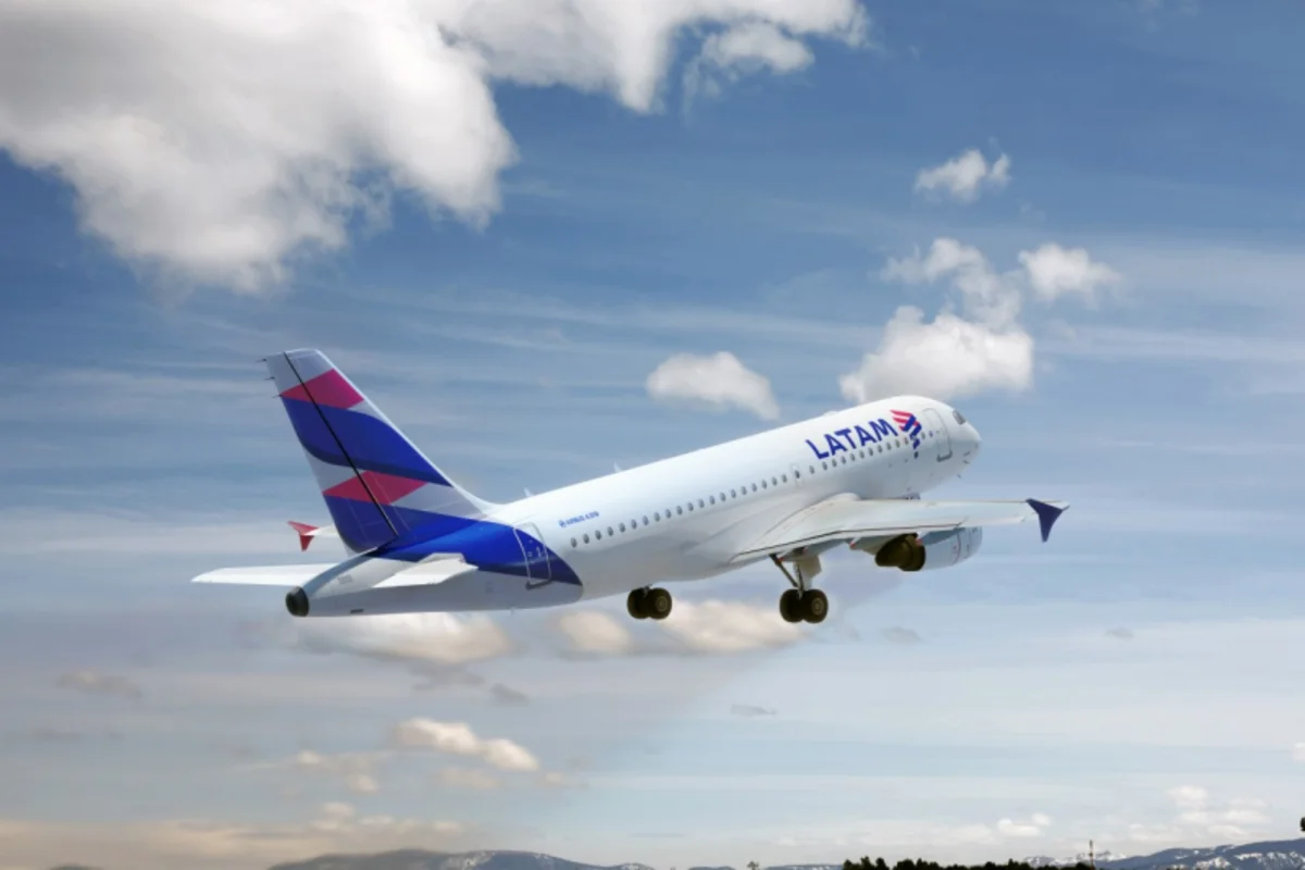 Tensión en Aeropuerto de Santiago: Evacuan vuelo de Latam con destino a Paraguay por incendio en motor