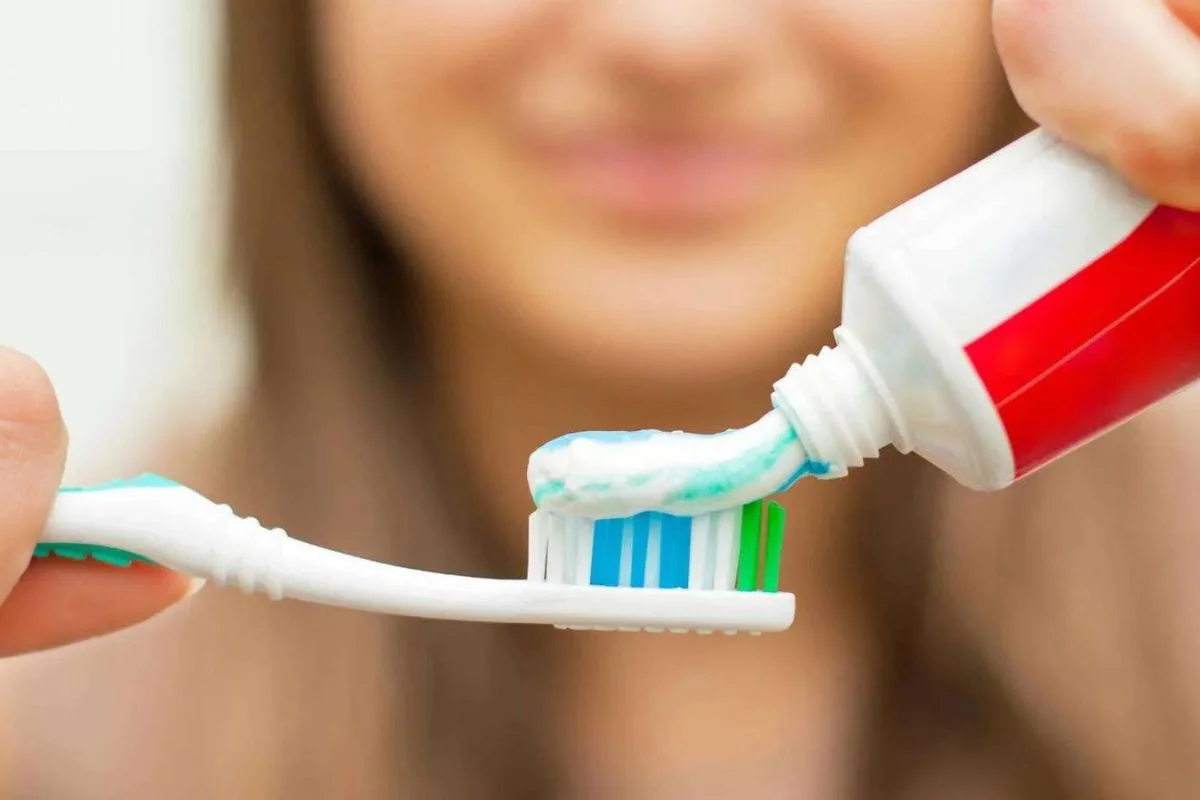 ISP alerta sobre pastas dentales con fluoruro de estaño por riesgo de aftas, llagas y ampollas tras reporte internacional