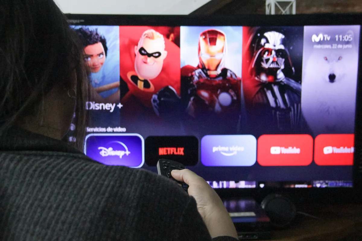 Golpe a la TV de pago y al cine: Cuánto gastan chilenos en plataformas de streaming y cuáles son las preferidas