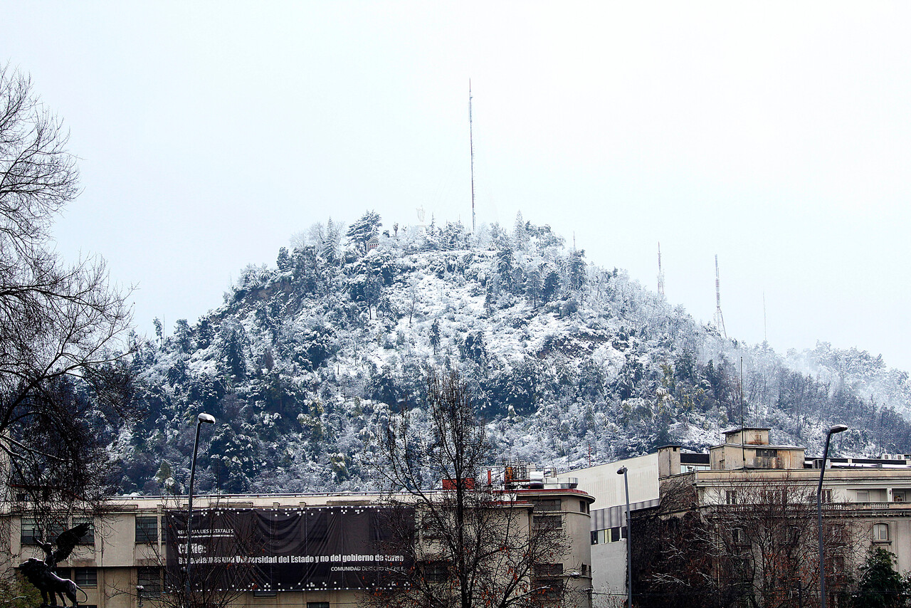 Lluvia en Santiago seguirá toda la tarde: Bajan las máximas, posibilidad de agua-nieve y cortes de luz