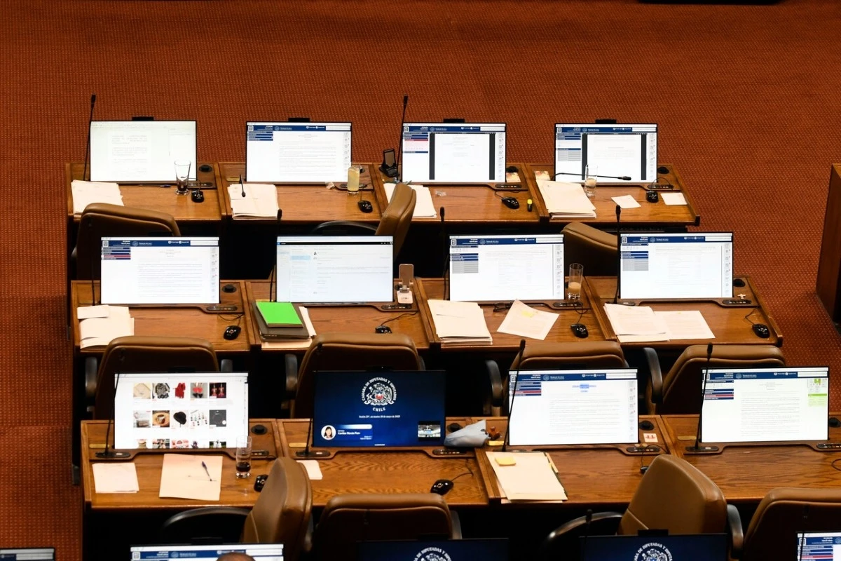 No solo con licencias médicas: Los otros mecanismos que diputados usan para salir de Chile ausentándose del Congreso