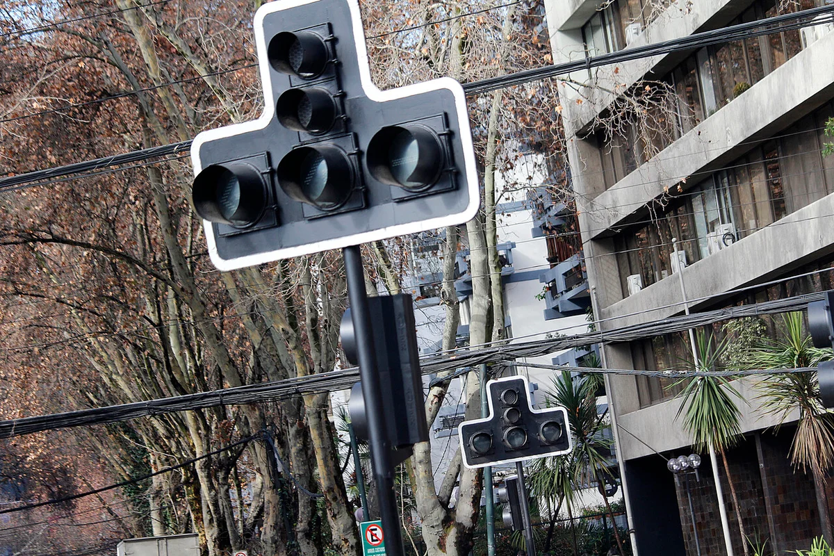 Cortes de luz por temporales: Experto explica por qué el sistema eléctrico chilenos no soporta lluvias y vientos