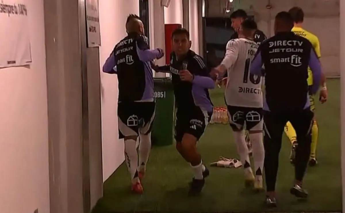 Arturo Vidal termina con escándalo partido de Colo Colo: Pierde penal, anota autogol y pelea con compañero