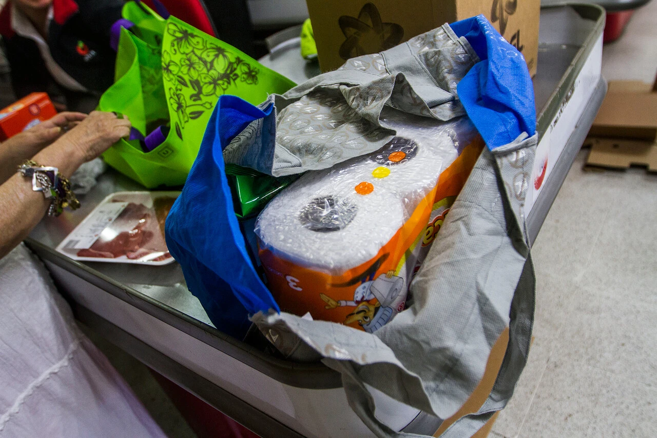 Multan a Walmart Chile por vender bolsas con sello “biodegradable” cuando en realidad eran de plástico