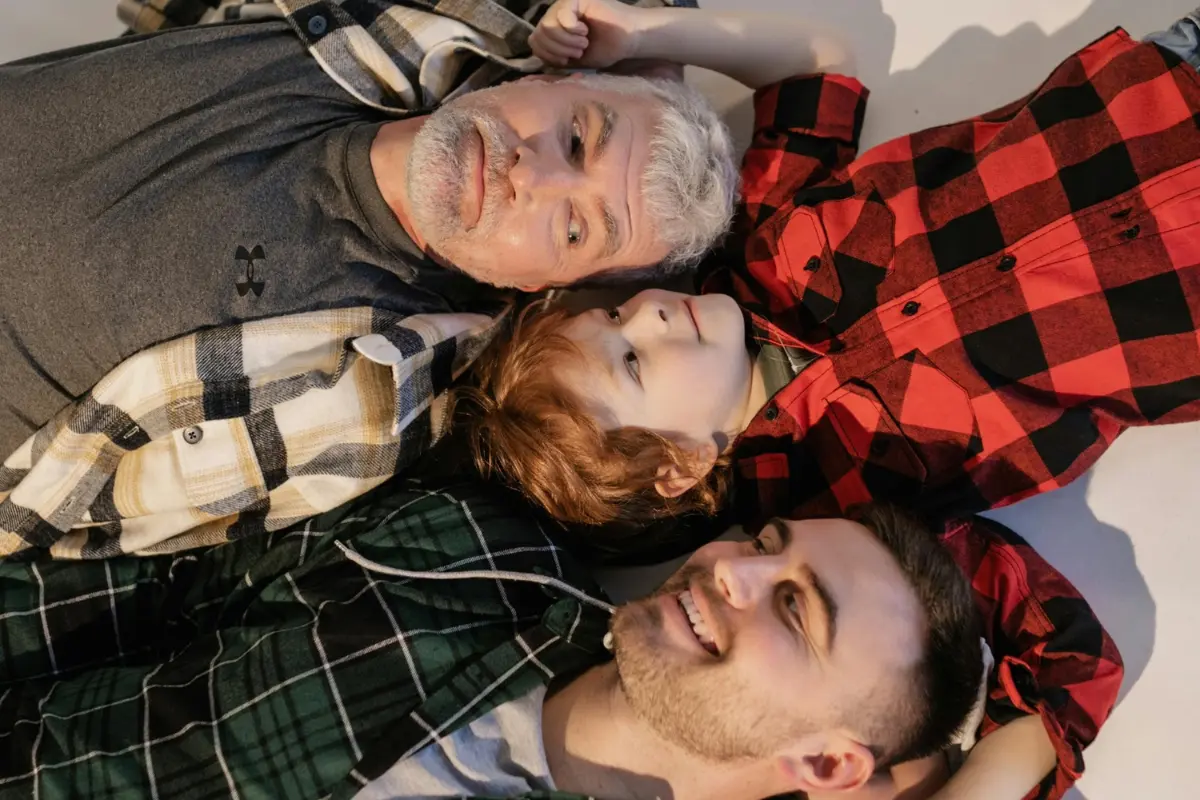 Los nuevos padres chilenos millennials priorizan tiempo en familia: 44% considera más importante estar presente que solo trabajar