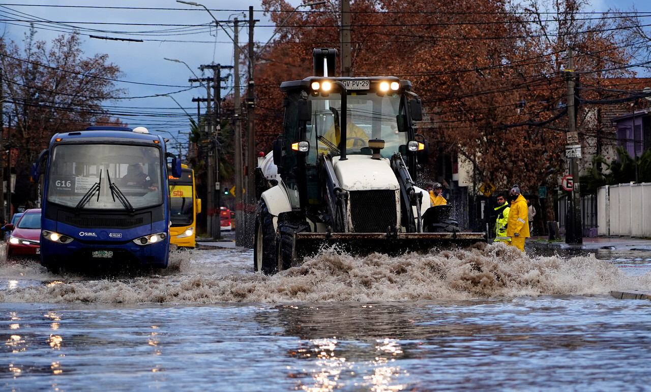 Temporal de viento y lluvia en zona centro sur: Suspensión de clases en varias regiones y caos vial en Santiago