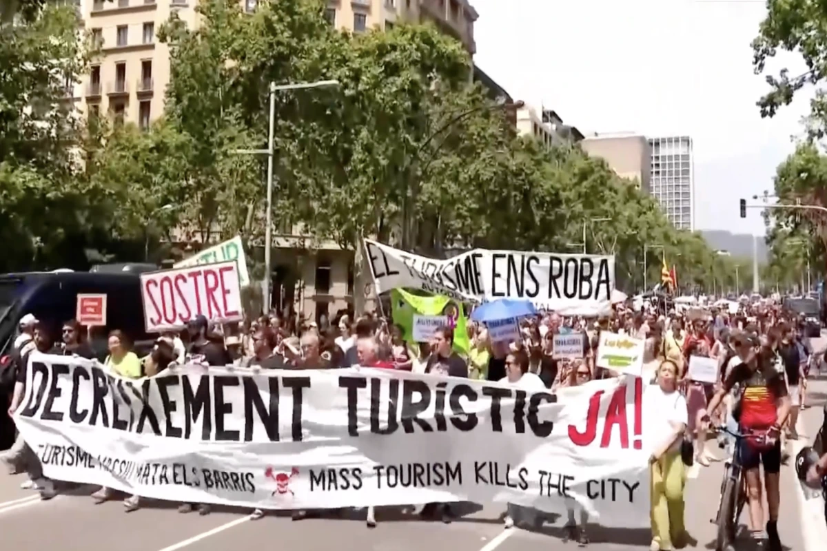“Turistas, vayan a sus casas”: desde Venecia a Barcelona protestan contra la 