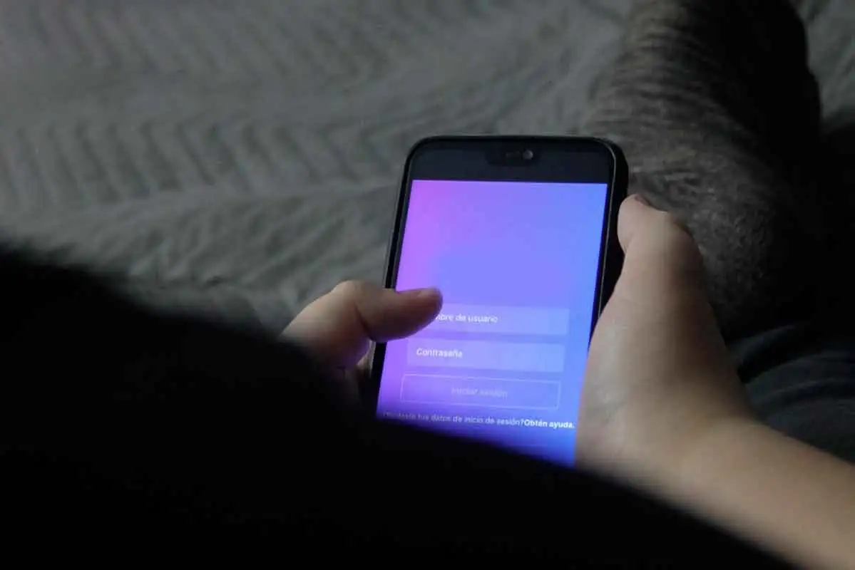 Tragedia en El Ñuble: Fiscalía investiga muerte de adolescente mientras usaba celular enchufado