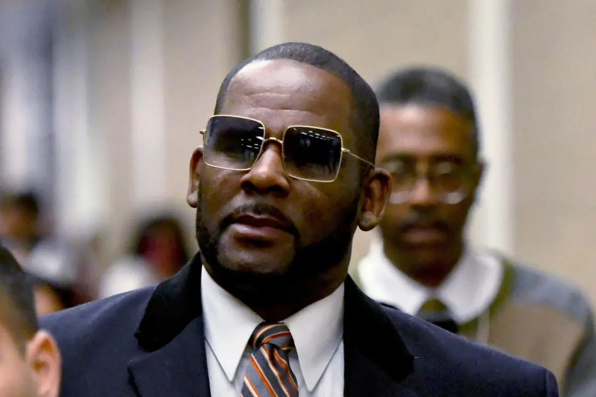 Cantante R. Kelly, en prisión por abuso infantil, sufre presunta sobredosis de fármacos: Piden intervención de Trump