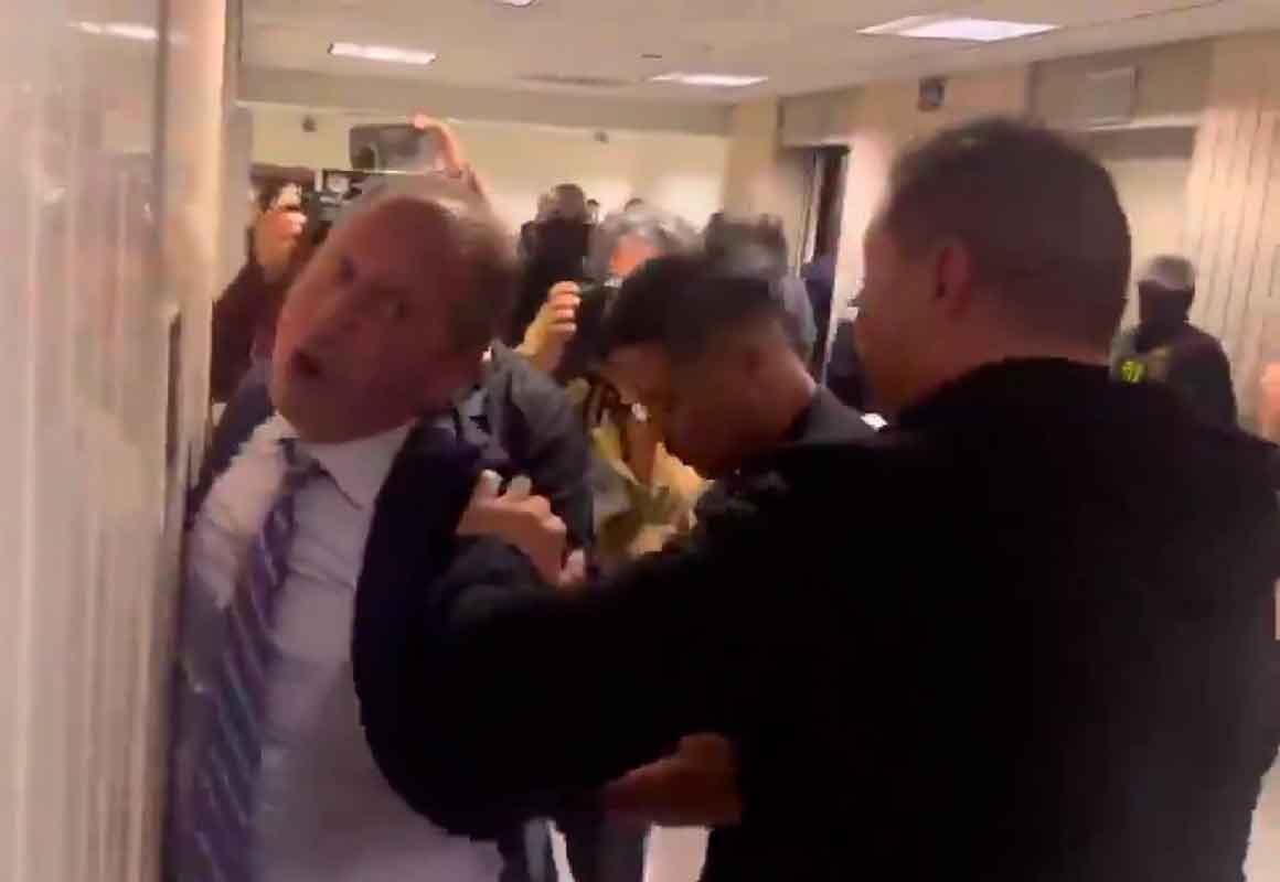 VIDEO| Brad Lander, candidato a la alcaldía y contralor de NYC, arrestado frente a corte por defender a inmigrante