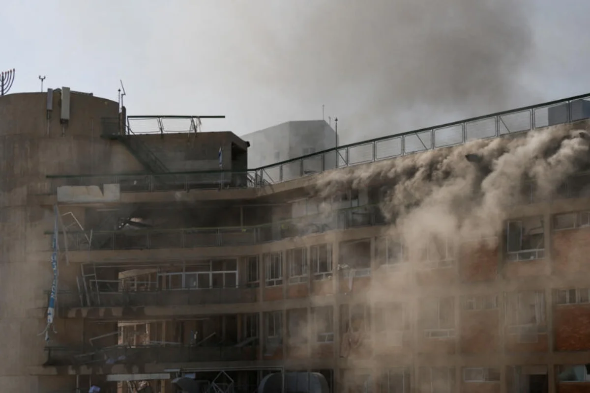 Irán e Israel cumplen una semana de ofensiva con más de 200 muertos, ataque a hospital y amenaza de Trump