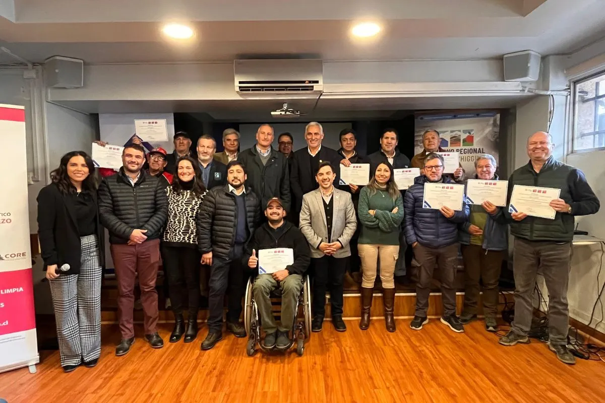 Productores de cerezas reciben certificaciones.