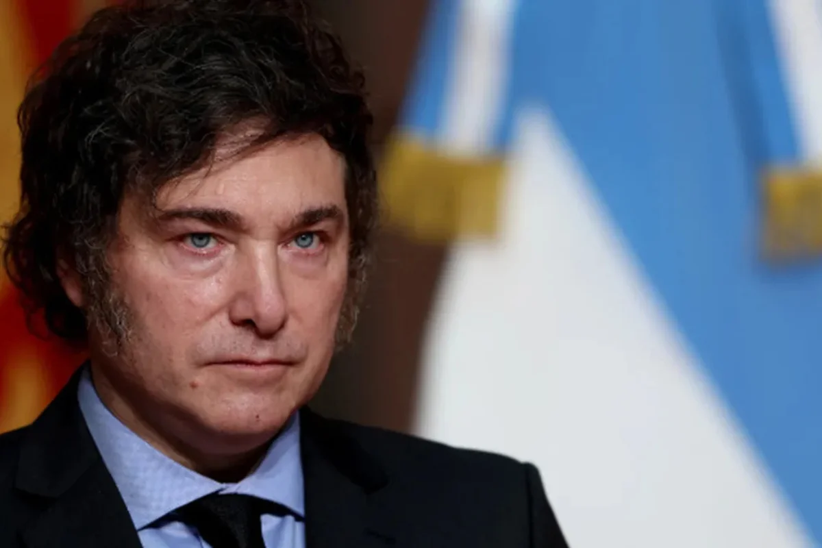 Policía argentina podrá detener y espiar a civiles sin orden judicial tras nuevo decreto firmado por Milei