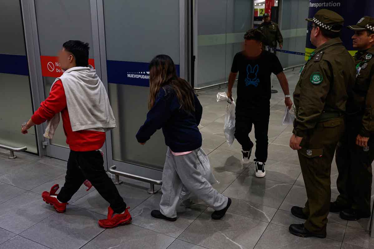 Trump envía tercer vuelo con chilenos deportados desde EE.UU.: No venía ladrón de cartera a secretaria de seguridad