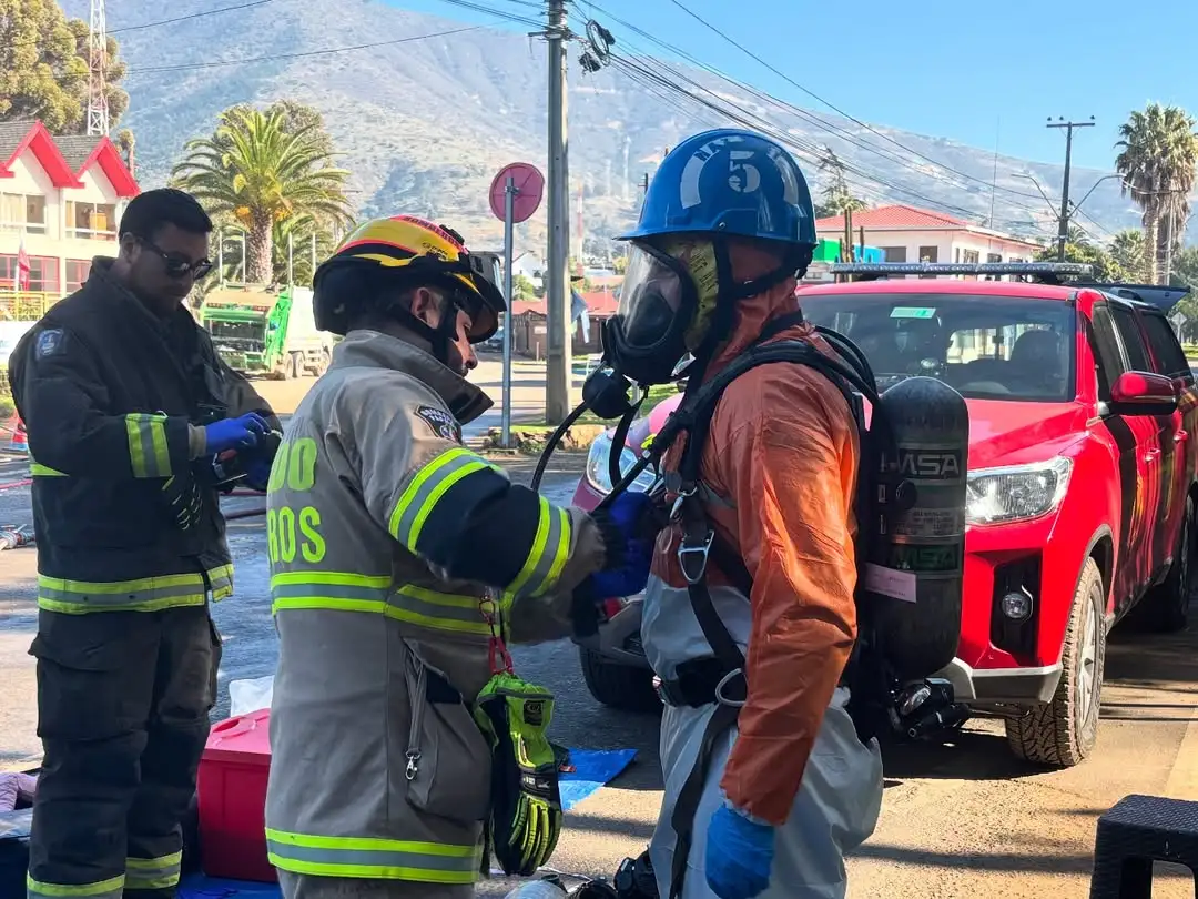 Emergencia en Papudo por botar desechos químicos a la basura: Recolectores y bomberos intoxicados