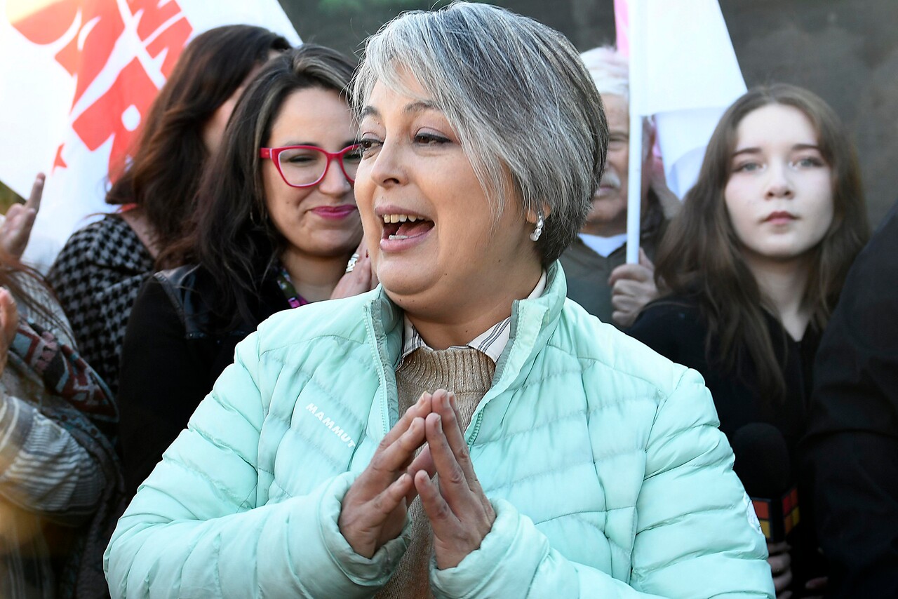 Jeannette Jara responde críticas de Carolina Tohá: 