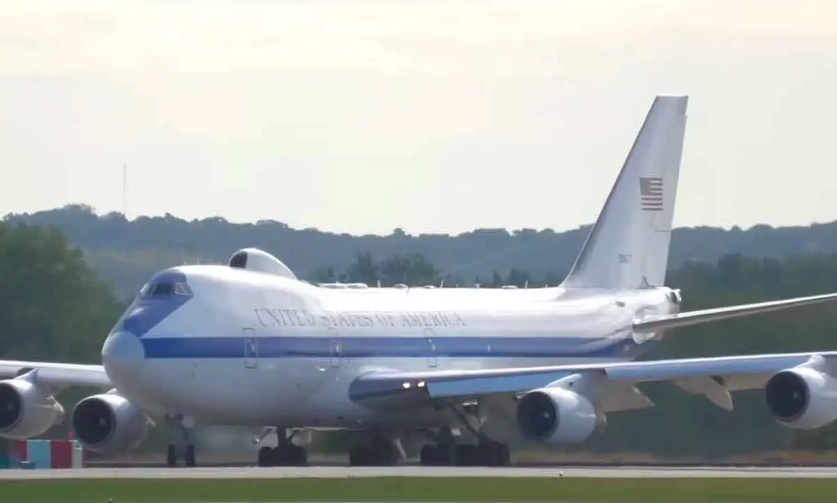 Trump juega con la tensión nuclear: “Avión del juicio final” aterriza en Washington en plena escalada bélica Israel-Irán