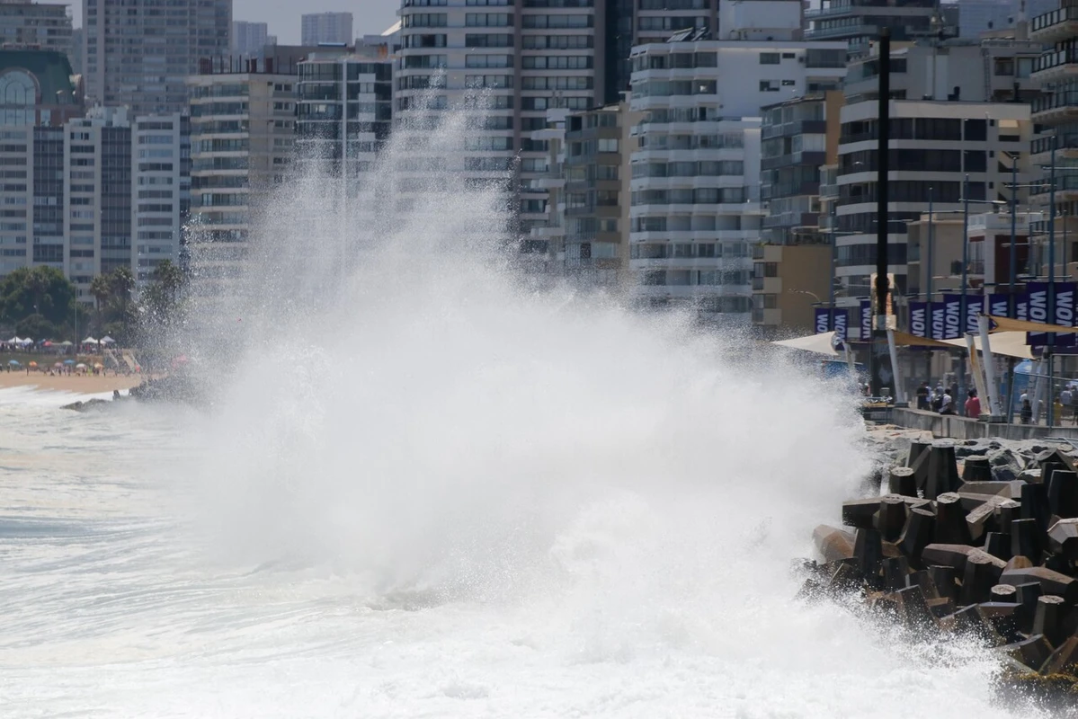 Alerta de marejadas: Armada entrega aviso por fuerte oleaje de hasta 5 metros en 14 regiones