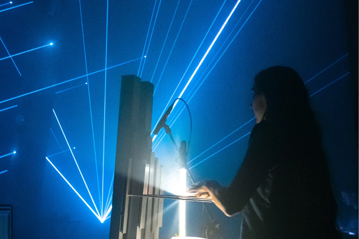 Música en vivo, láseres, espejos: Concierto audiovisual inmersivo fusiona arte, astronomía y entorno