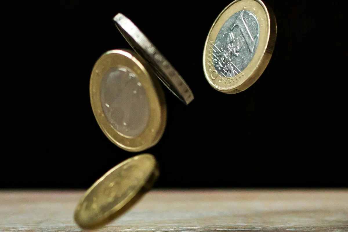 Gastos comunes: Las 10 comunas que más y menos pagan en invierno y las 6 prácticas para disminuir la cuenta