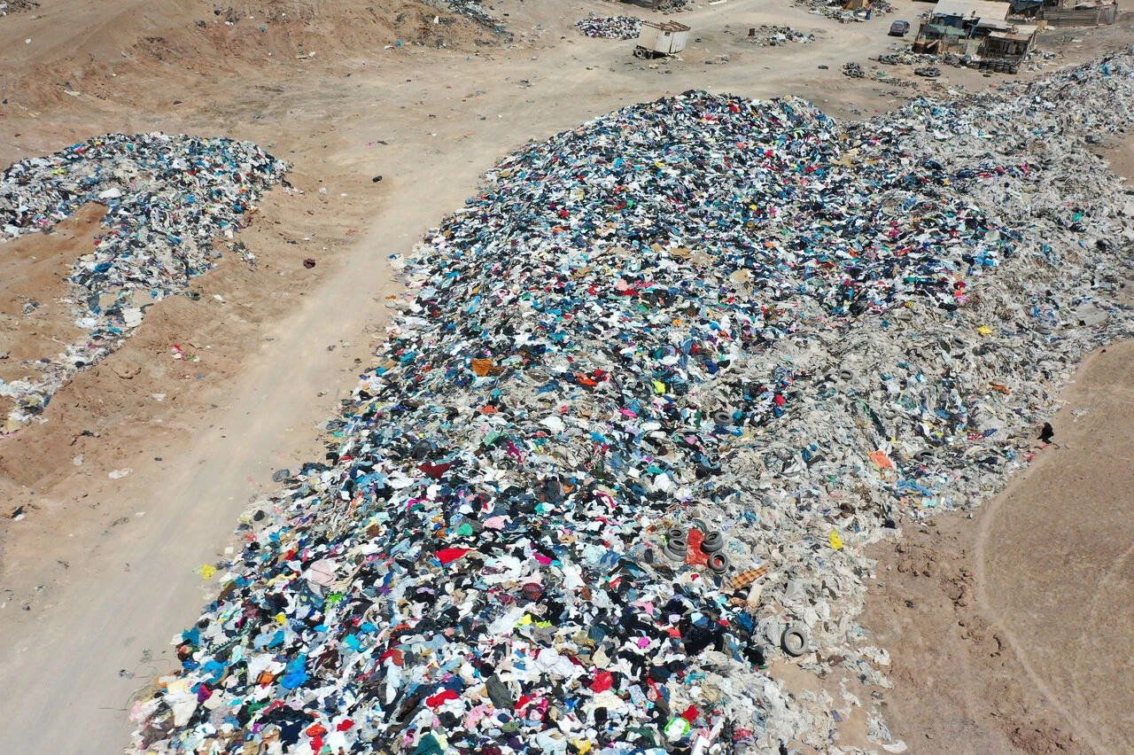 ¿Fin a la ropa en el desierto? Productores e importadores deberán asegurar su reciclaje y trazar su destino final