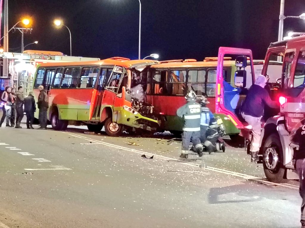 VIDEO| Los registros que dejó la tragedia en Valparaíso: Dos microbuses chocan en Avenida Altamirano