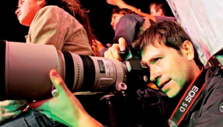 Carlos Müller, famoso fotógrafo de estrellas musicales, será formalizado por violación tras denuncia de Dani Ride