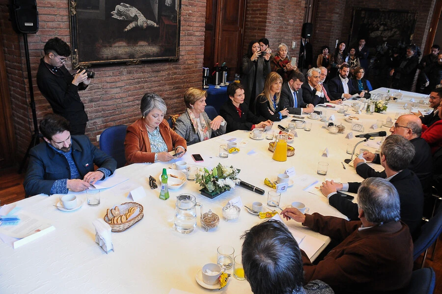Desayuno, tensiones y cuecas: así fue el último día de despliegue de las campañas para primarias del oficialismo