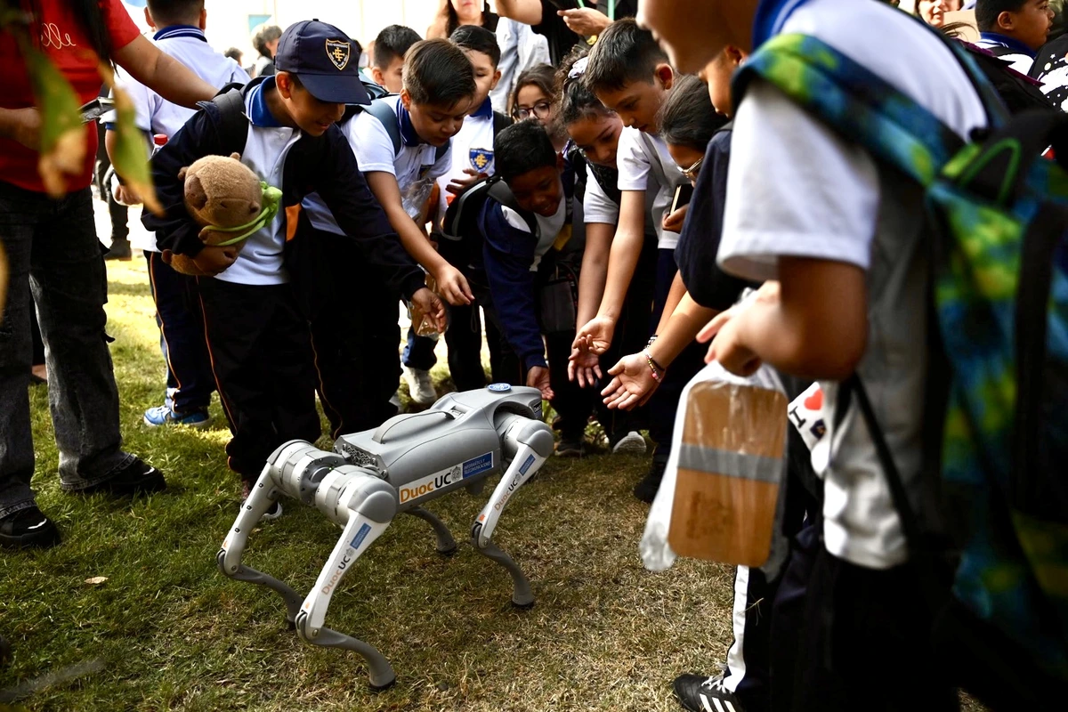 Clases inmersivas, formación especializada y presencia en las aulas: El futuro de la inteligencia artificial en la educación chilena