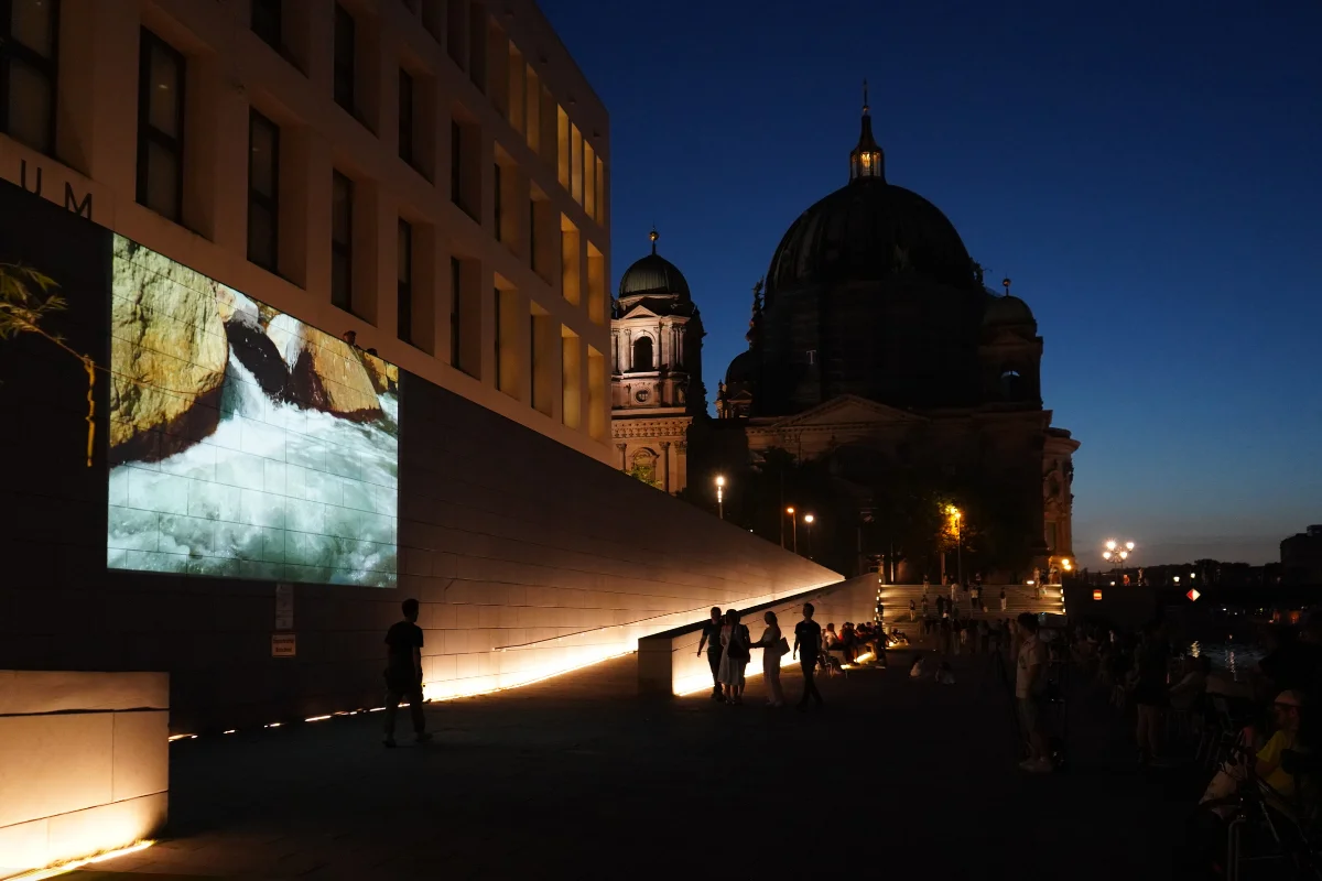 El Mapocho desemboca en Berlín: Artistas chilenas captan atención de alemanes con obra sobre crisis hídrica