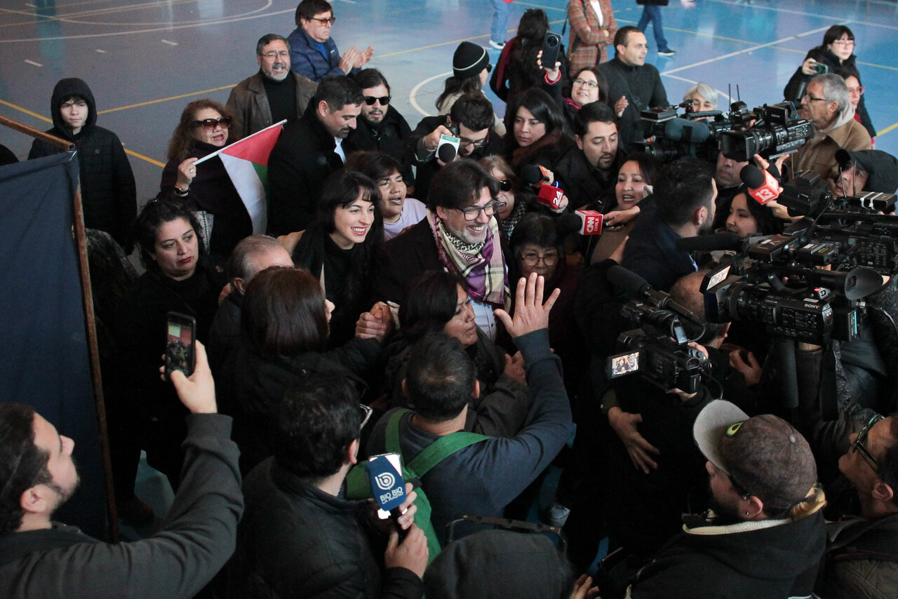 VIDEO| Daniel Jadue llega a su local de votación entre cánticos de adherentes y caos total de camarógrafos