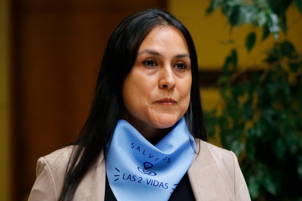 Diputada Francesca Muñoz pasó del “voy hasta la papeleta” a bajar su candidatura apoyando a Kast