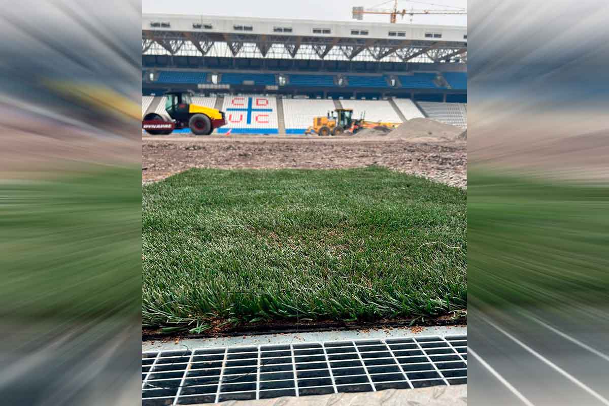 La UC comienza última parte de su nuevo estadio: Instalan césped sintético y hay posibles fechas de inauguración