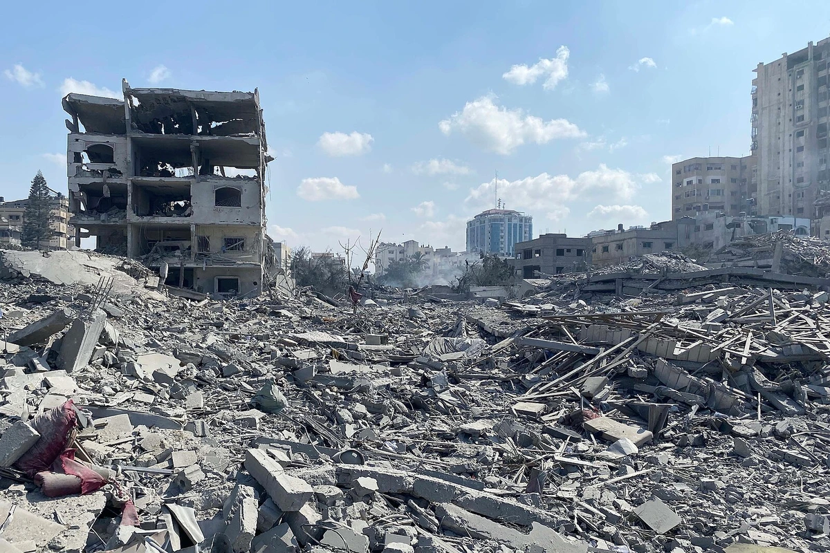 Israelí continúa con sus ataques contra escuelas y puntos de distribución humanitaria en Gaza y obliga a desplazamientos