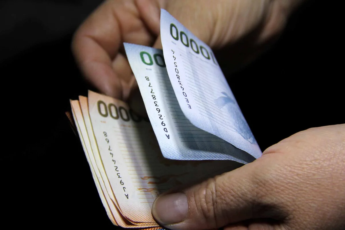 Salario en Chile 2025: Solo un 8% de los trabajadores cubre el mes completo y 91% tiene deudas