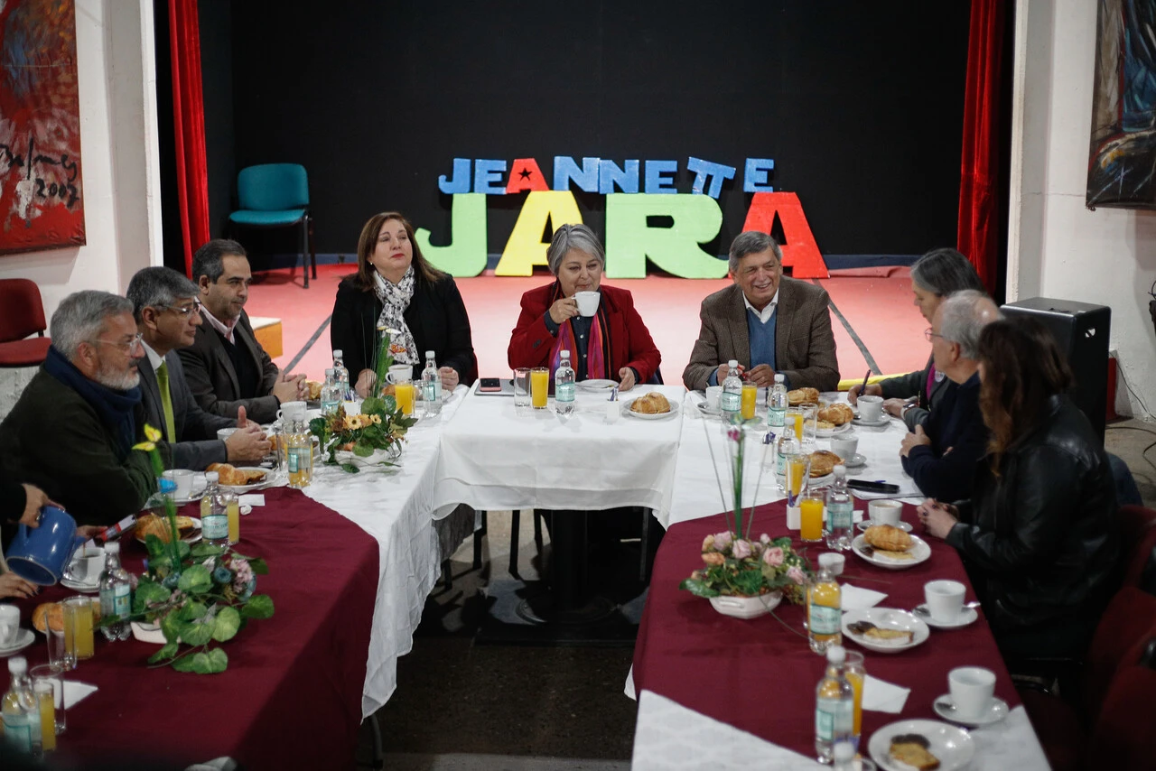 Jeannette Jara conforma su mesa política con ocho timoneles oficialistas en desayuno al que no llegó la DC