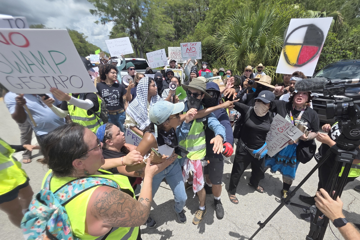 Alligator Alcatraz: Latinos protestan contra Trump por nueva cárcel rodeada de serpientes y culebras