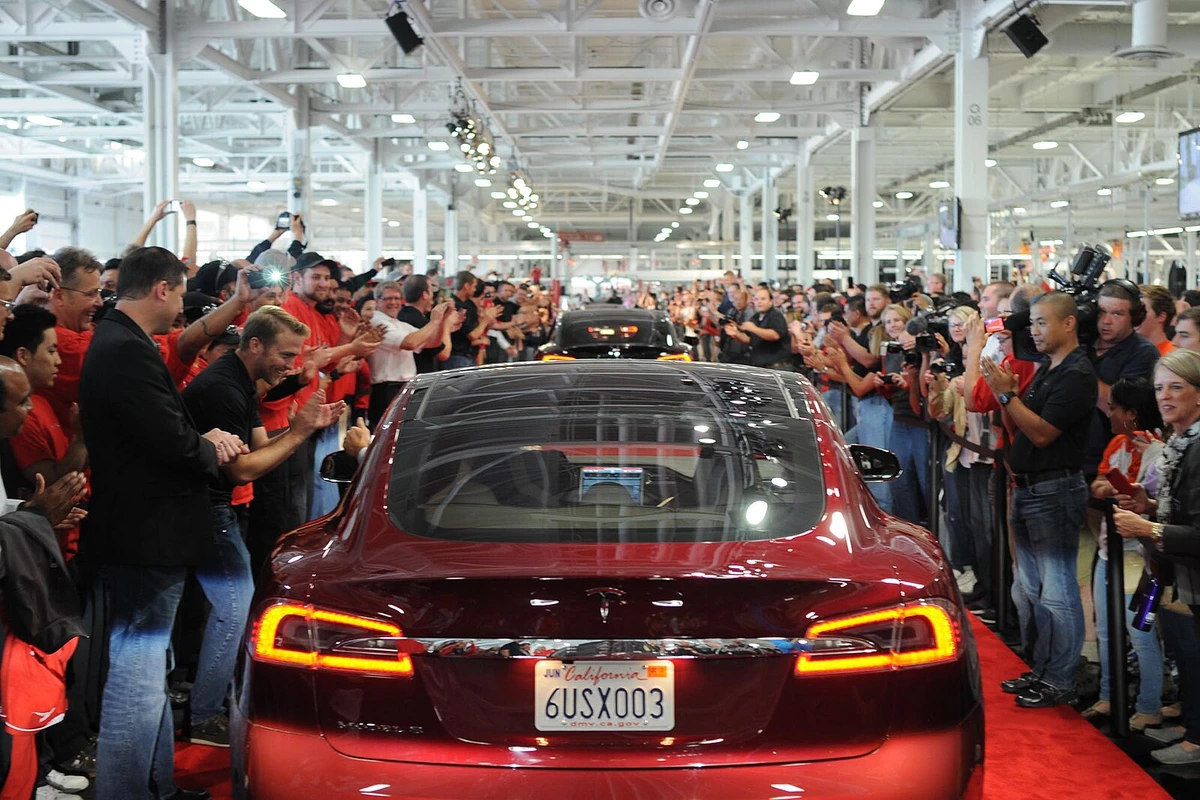 Tesla se enfrenta a una caída de ventas y presiones políticas al denunciarse fallos en sus nuevos robotaxis