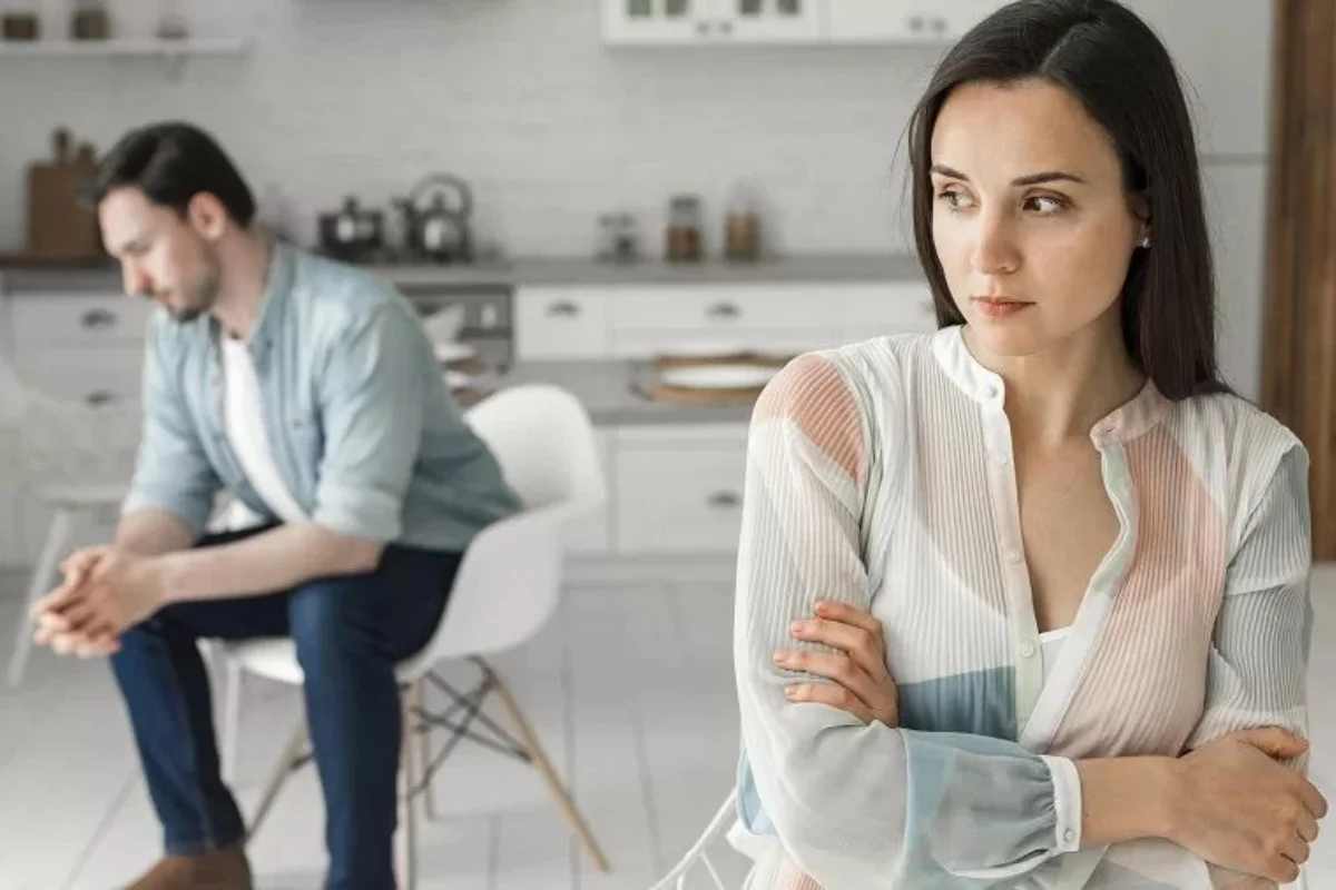 Doctora en psicoterapia explica cómo el apego evitativo daña las relaciones: 