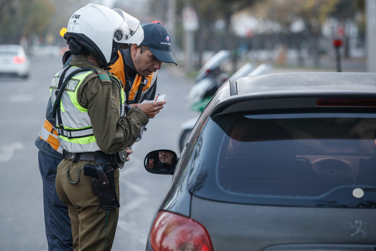 Restricción vehicular hoy viernes 04 de julio: Las patentes que no pueden circular por Santiago