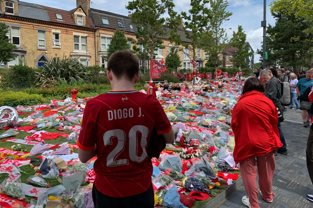 Diogo Jota une al fútbol en torno al luto: Liverpool retira camiseta “20” e hinchas archirrivales lo homenajean