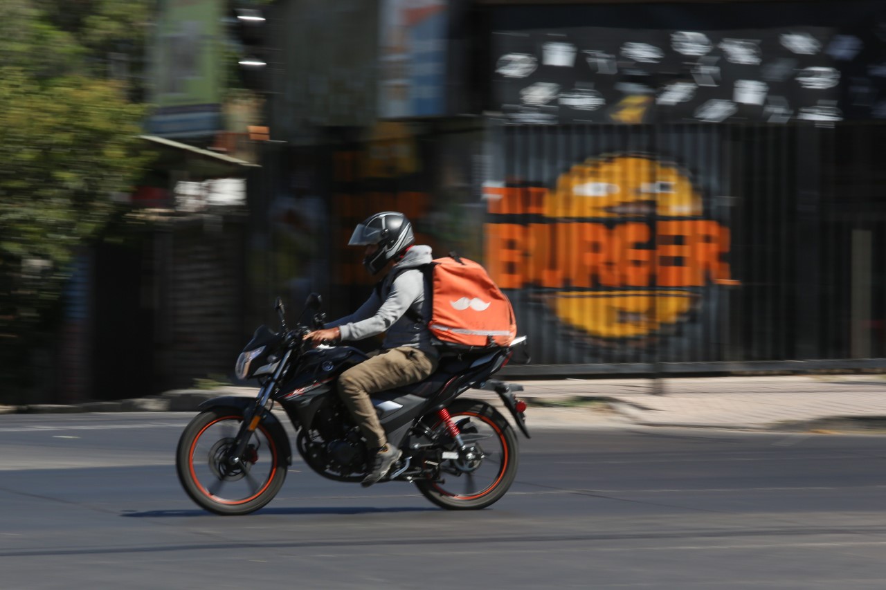 Chaleco reflectante con patente: La idea de la UDI para frenar delitos de motochorros en Chile